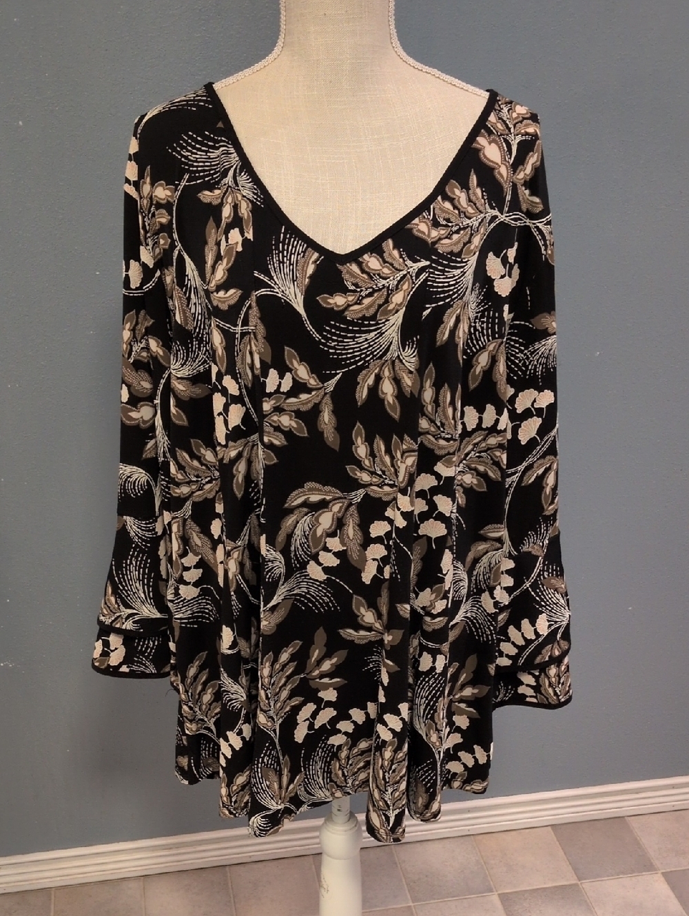 Cato Vneck Puffy Floral Print Bell Sleeve Flowy Slinky High Low Hem Tunic Top